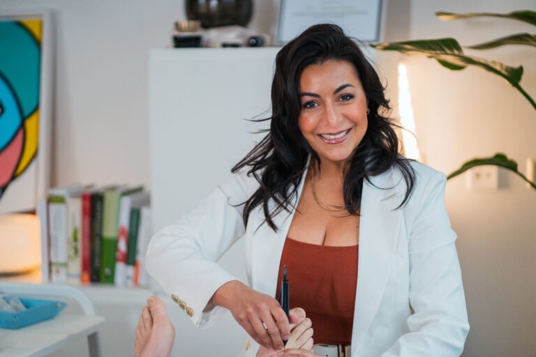 Adriana Guarin, mesóloga, explicando la mesología en Amsterdam